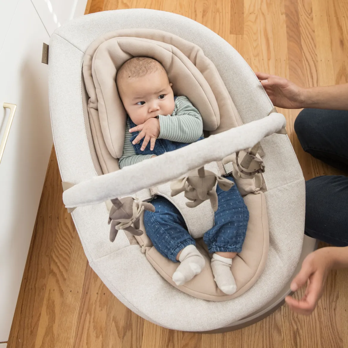 LEAF Grow Baby Seat & Rocker with Toy Bar